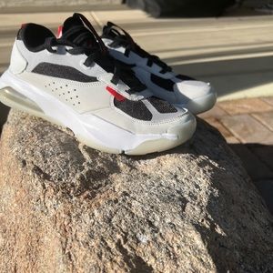 New size 9.5 Men’s Nike Air Jordan 200E